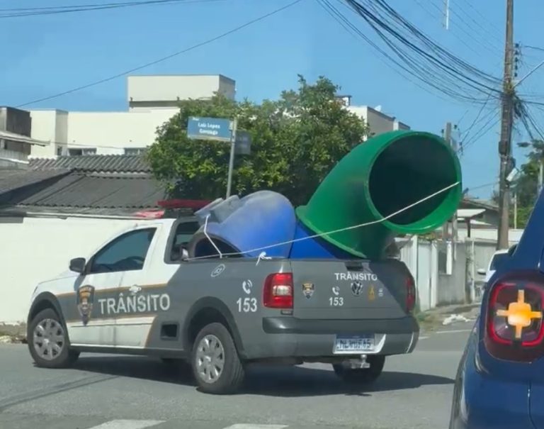 Homem furta escorregador de praça para usar em festa infantil e é detido em Itajaí