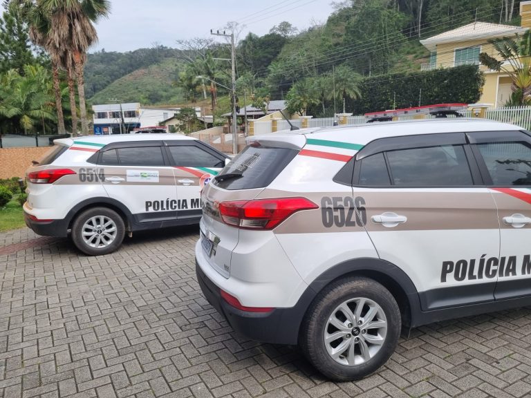 Grupo suspeito de roubo é detido pela PM em Itajaí