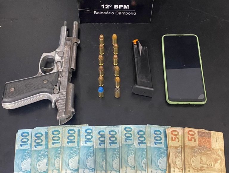 Apreensão de arma e dinheiro em residência suspeita de venda ilegal de armas em Camboriú