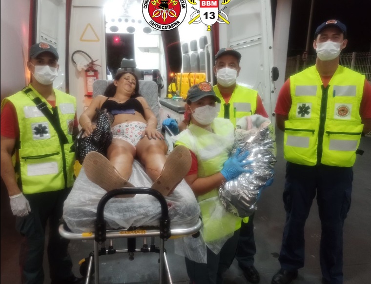 Bombeiros de Camboriú realizam atendimento de emergência em parto em domicílio