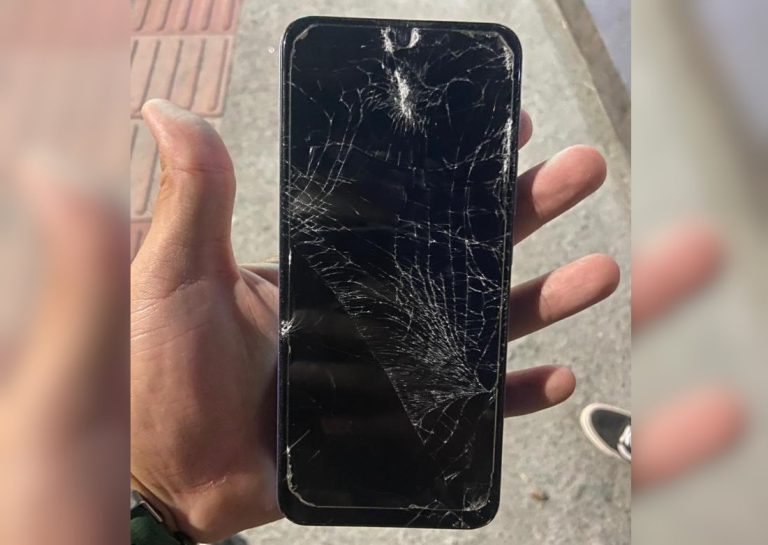 Homem arremessa celular na filha da namorada e é detido por violência doméstica