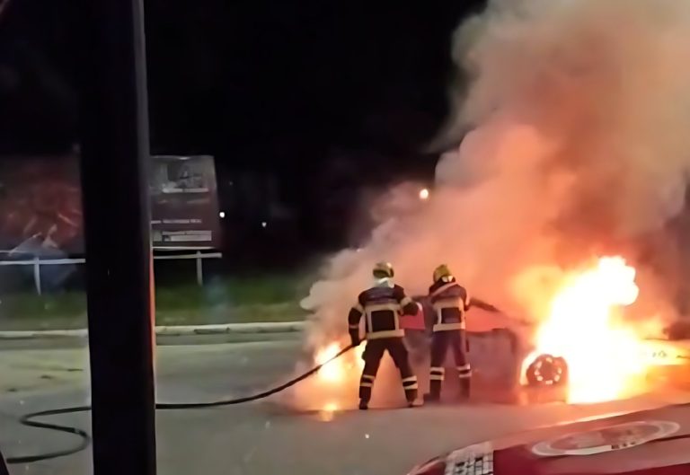 Veículo pega fogo após colisão em rotatória; motorista Uber fica ferido