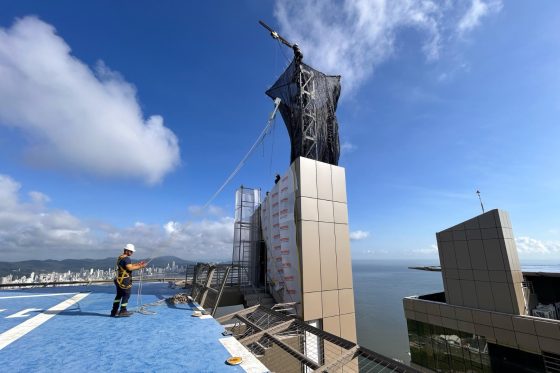 Yachthouse alcança o céu: instalação de pináculos coroa o gigante do Brasil