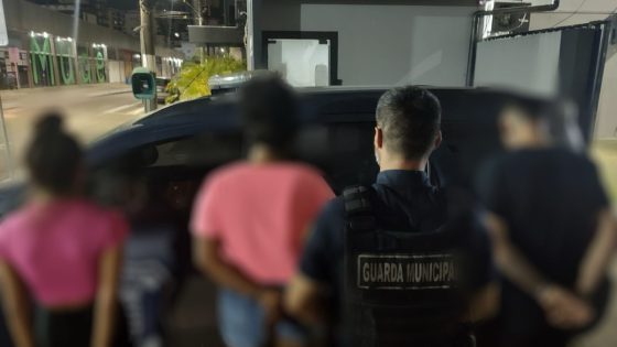 Trio é flagrado com maconha e crack na rua Campos Novos