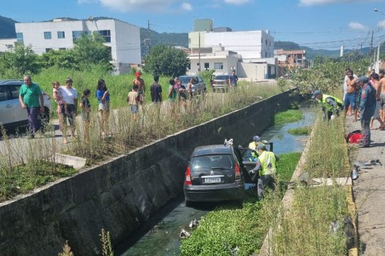 Carro cai em vala e mulher sofre fratura em acidente de trânsito em Camboriú