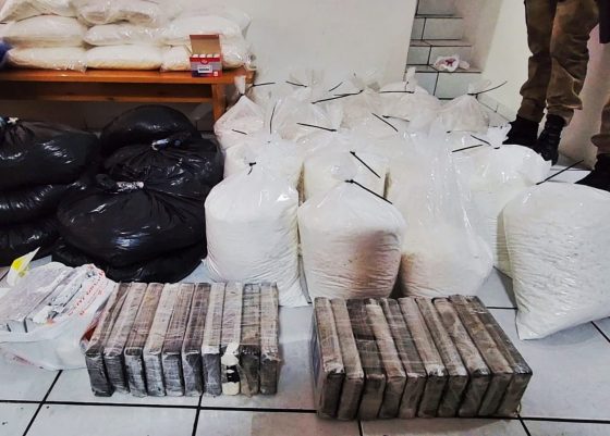 PM e PRF confiscam 445kg de cocaína e detém cinco em Balneário Camboriú