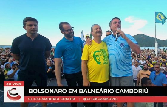 Bolsonaro reúne multidão na Praia Central de Balneário Camboriú