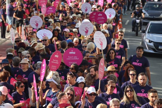 Balneário Camboriú celebra a força feminina: caminhada do mês da mulher conta com 5 mil participantes