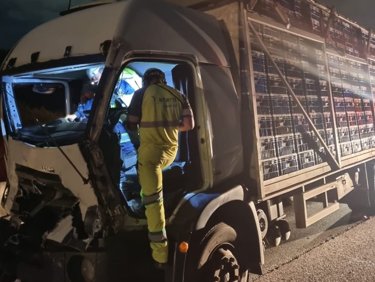 Motorista fica preso às ferragens após colisão entre dois caminhões na madrugada na BR-101