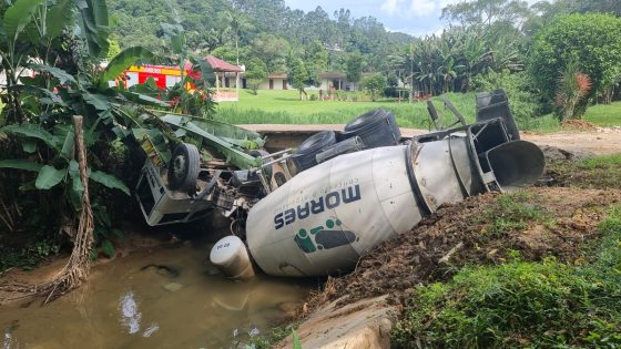 Motorista fica preso nas ferragens após capotamento de caminhão em Camboriú