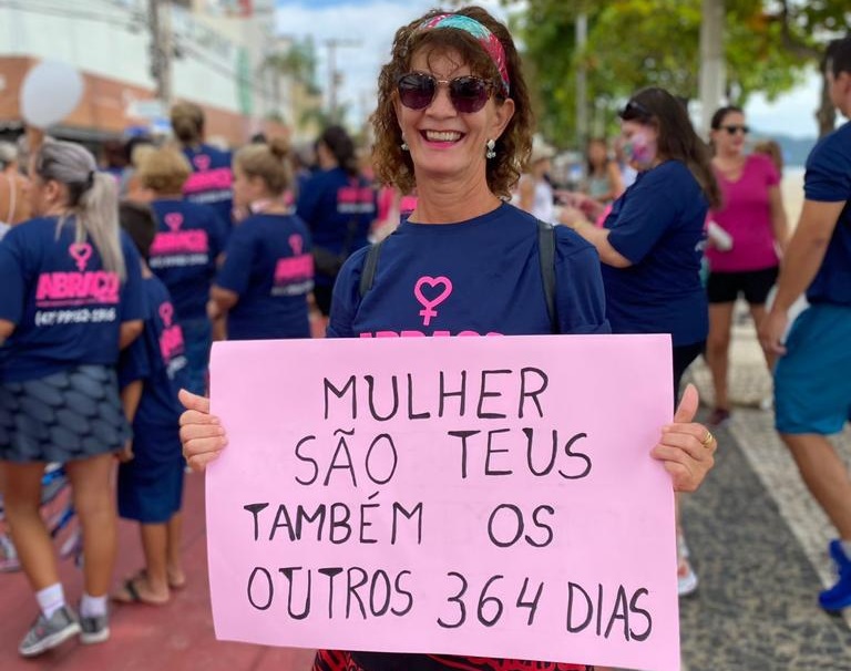 Caminhada na Avenida Atlântica marca o Dia Internacional da Mulher em Balneário Camboriú