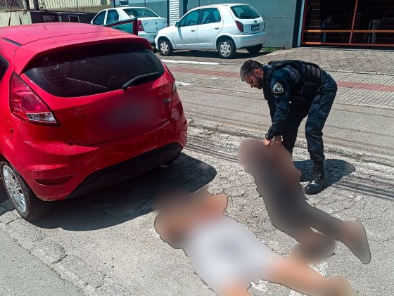 GM de Itajaí intercepta veículo furtado com casal de criminosos a bordo