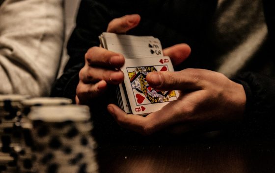 Descubra 5 razões para aprender e jogar poker online