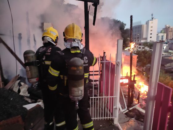 Incêndio fatal em Itajaí: mulher morre em chamas que devastam casas na madrugada