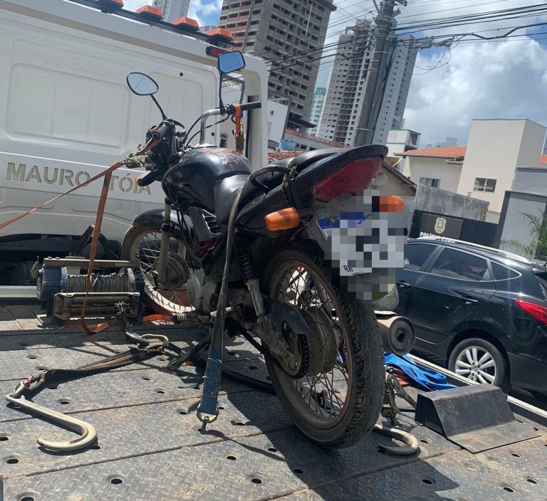 Dois homens em uma moto assaltam farmácia no Tabuleiro; condutor é preso em casa
