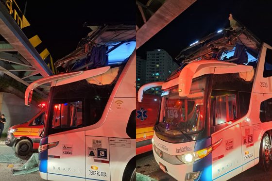 Ônibus de dois andares colide com viaduto e deixa feridos em Itapema