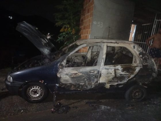 Homem é visto ateando fogo em veículo durante a madrugada no Monte Alegre