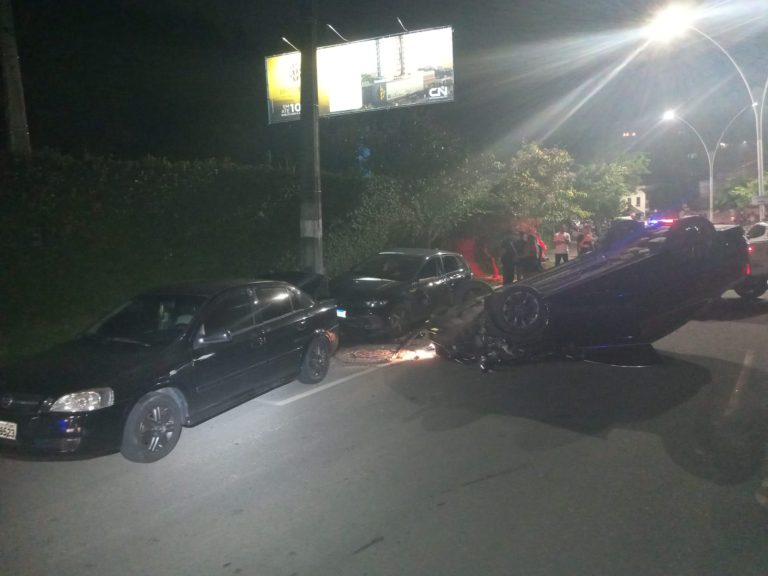 Carro capota após colidir em veículos estacionados na Praia dos Amores