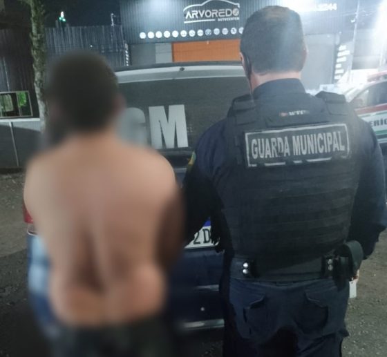 Homem é detido por agredir companheira e filhos na rodoviária de BC