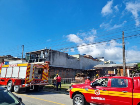 Casa de madeira pega fogo no bairro da Barra