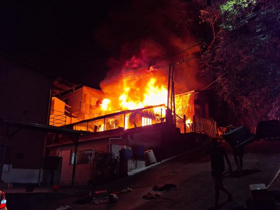 Incêndio devasta casa de madeira no bairro das Nações
