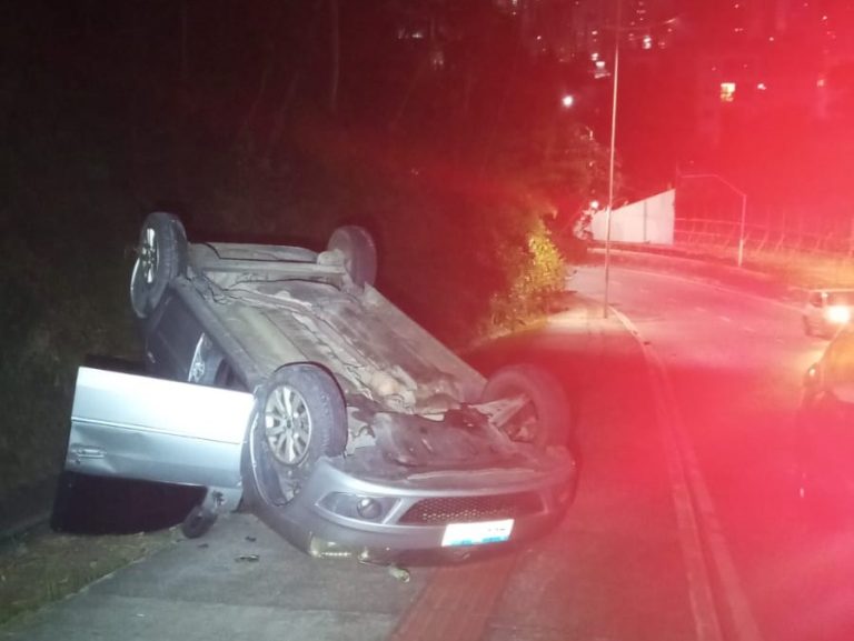 Renault Logan não consegue subir a Av. Panorâmica e acaba capotando na calçada