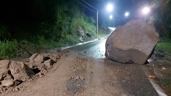 Equipes de Obras e Defesa Civil removem pedra que bloqueou estrada em Camboriú