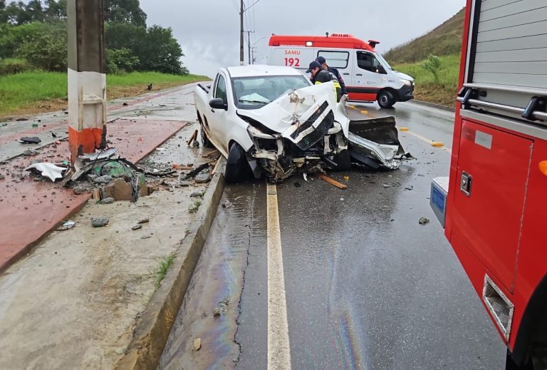 Veículo aquaplana e causa colisão com poste e outro carro em Camboriú