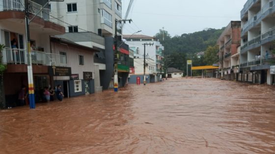 Frente fria vinda do Rio Grande do Sul provoca chuvas intensas em Santa Catarina
