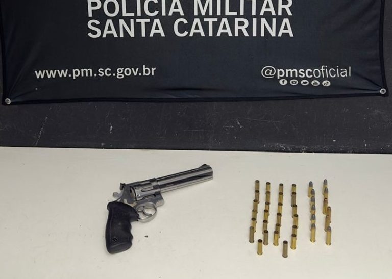 Homem é preso com arma de fogo após ser expulso de festa que não foi convidado