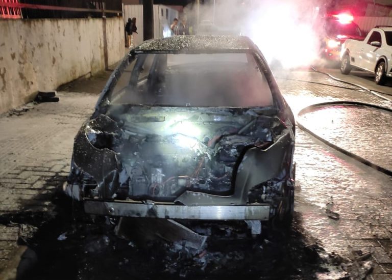 Incêndio em Citroen C4 Pallas mobiliza bombeiros na Praia Brava na madrugada