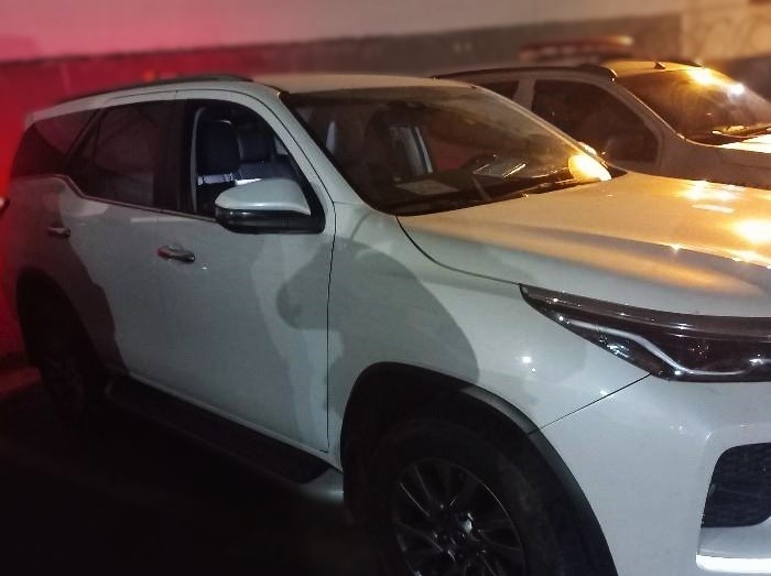 Homem pula de Hilux em movimento ao ser acompanhado pela PM mas acaba detido