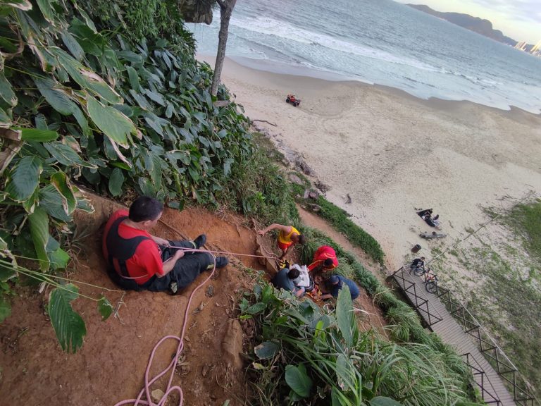 Homem sofre queda na trilha do Canto do Morcego e é resgatado por bombeiros