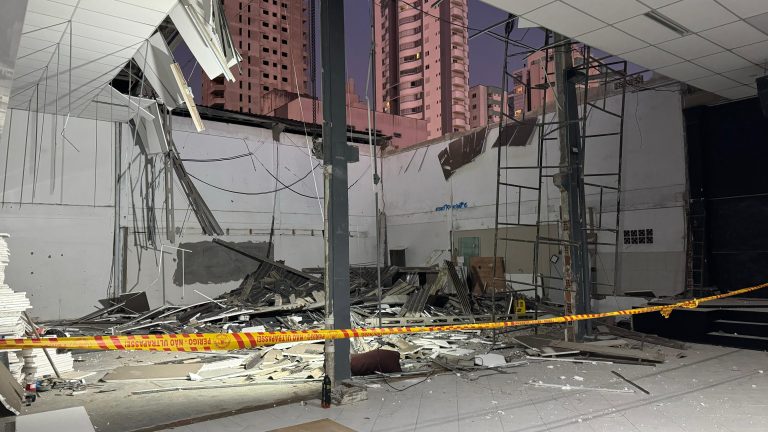 Colapso de telhado de igreja em obras mobiliza bombeiros em Balneário Camboriú