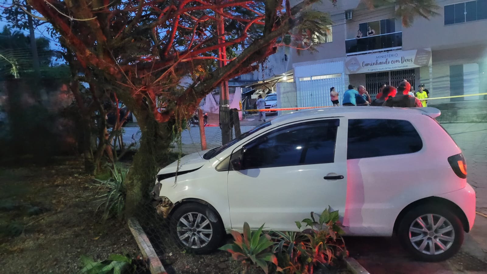 Mulher fica presa às ferragens após traficante em fuga causar colisão em Camboriú 1 fox branco