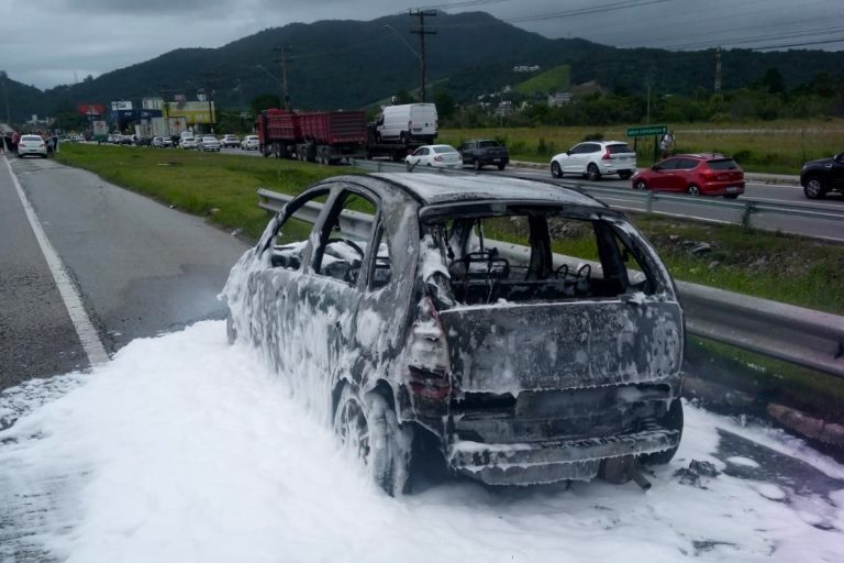 Carro pega fogo na BR-101 em Balneário Camboriú; motorista escapa sem ferimentos