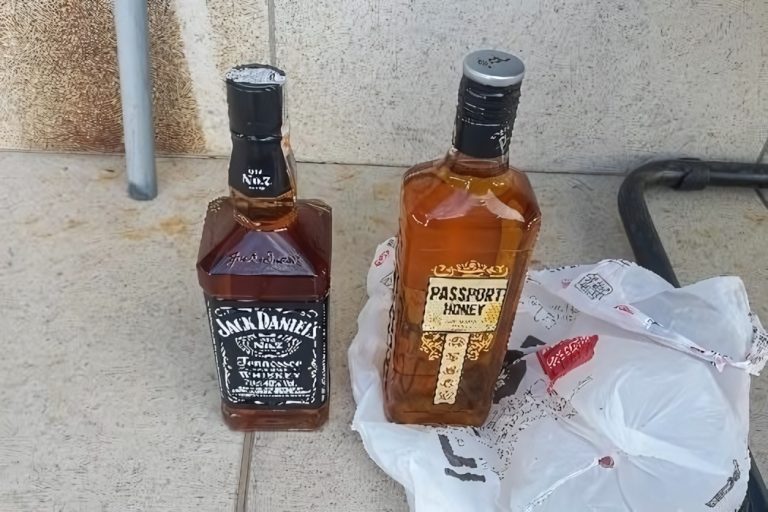 Mulher é presa por furto de bebidas e relata dívidas com traficantes