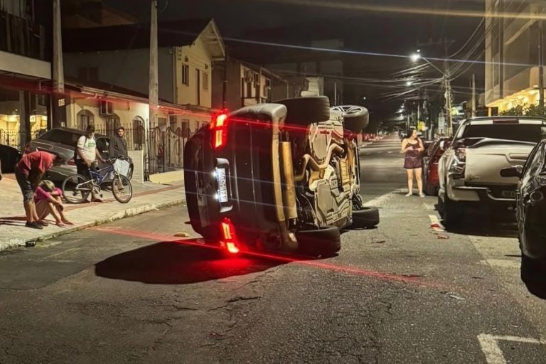Motorista embriagada capota BMW e colide com quatro veículos estacionados em Balneário Camboriú