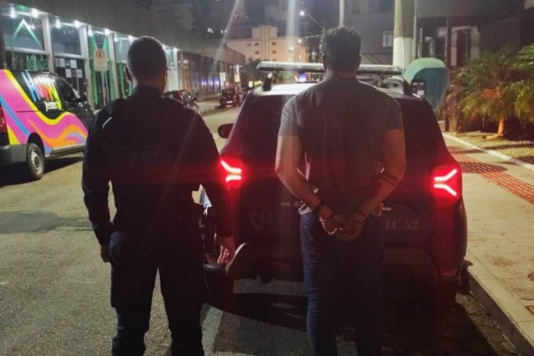 Cliente alterado tenta agredir comerciante e é preso pela GM