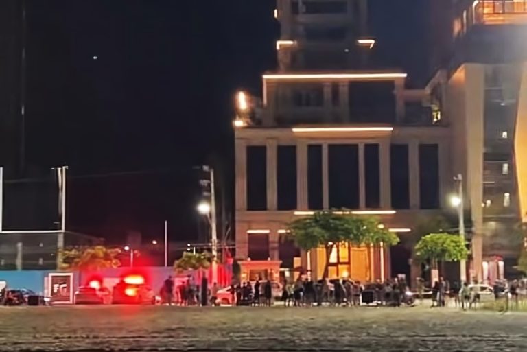 Homem agride companheira e se fere com faca na Avenida Atlântica