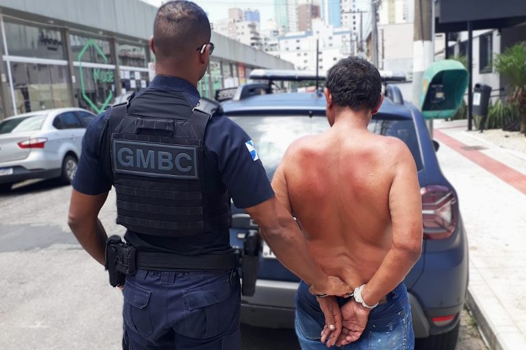 Homem é preso por tentativa de homicídio após retornar ao local do crime
