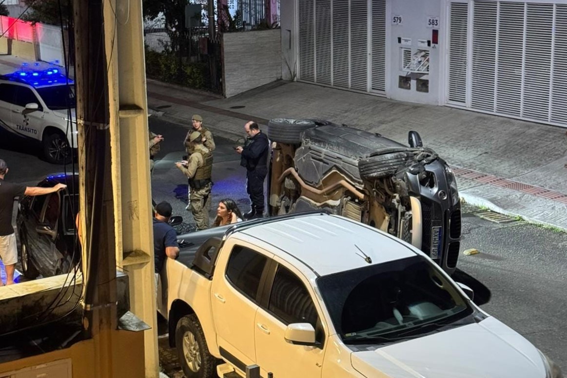 Motorista embriagada capota BMW e colide com quatro veículos estacionados em Balneário Camboriú 1 rua siria