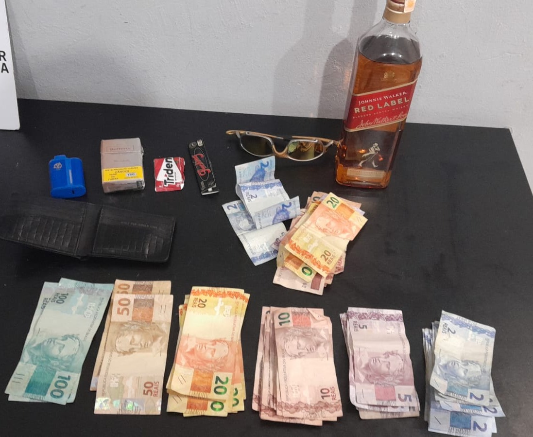 Homem é detido por tráfico e fornecimento de whisky a menores de idade 1 uisque e dinheiro