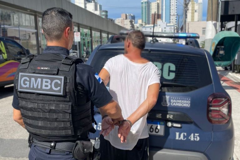Homem é preso pela Guarda Municipal após furtar chocolates em Balneário Camboriú