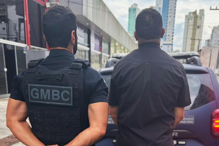 Homem é preso após desacatar GMs na Avenida Atlântica: ‘cola na minha rua para ver o que acontece’