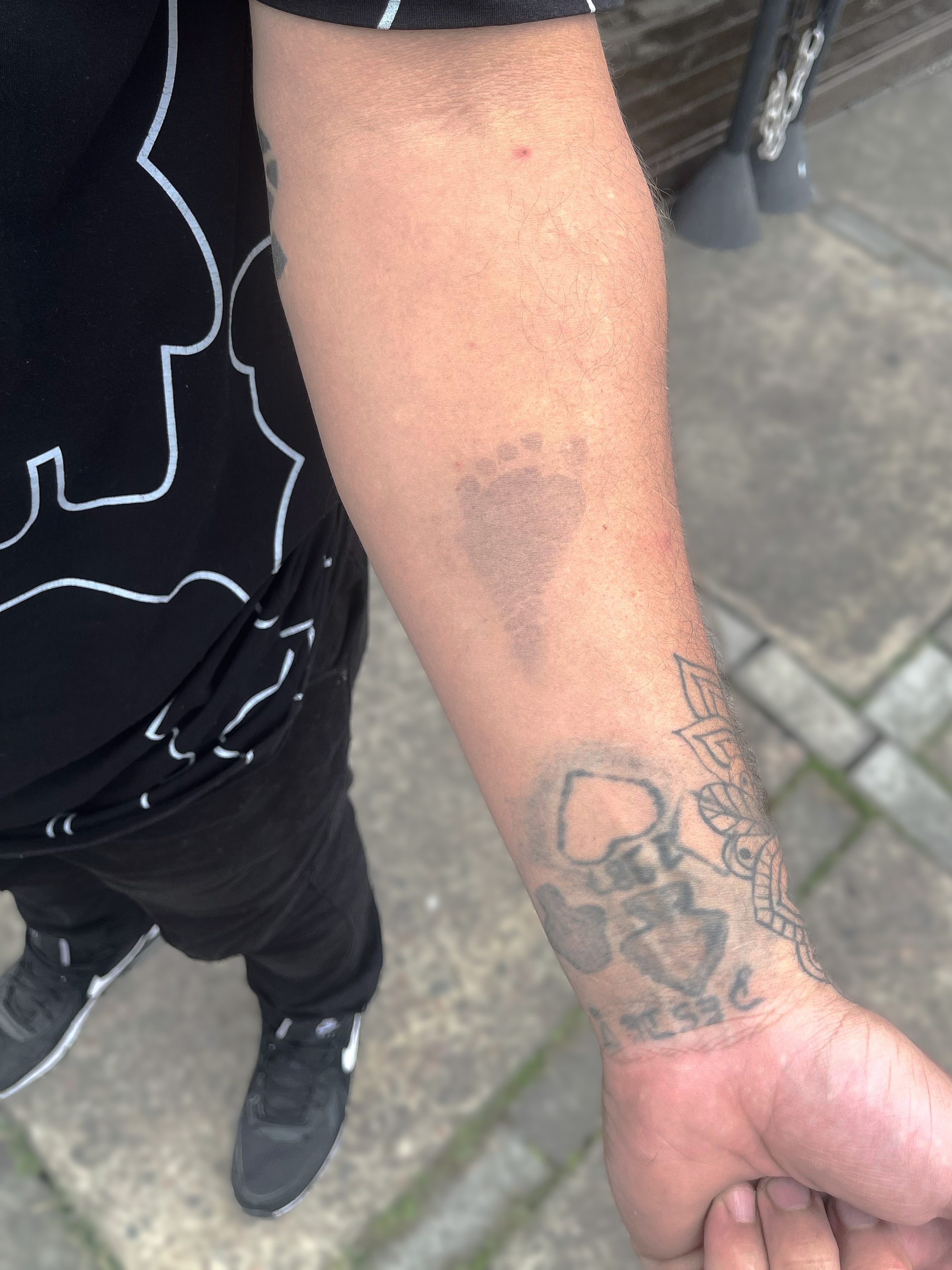 Pais acusam hospital de negligência após morte de bebê durante parto em Balneário Camboriú 1 tattoo